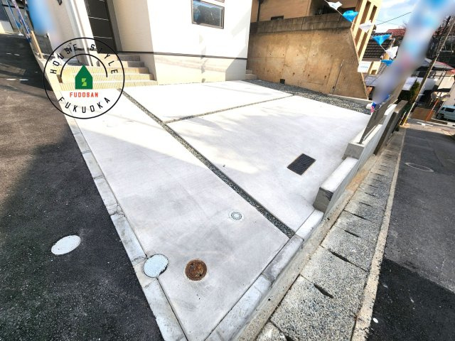 福岡市城南区友丘6丁目第3-4棟（4号棟）の駐車場|広々した駐車場になります。3台並列駐車となります。