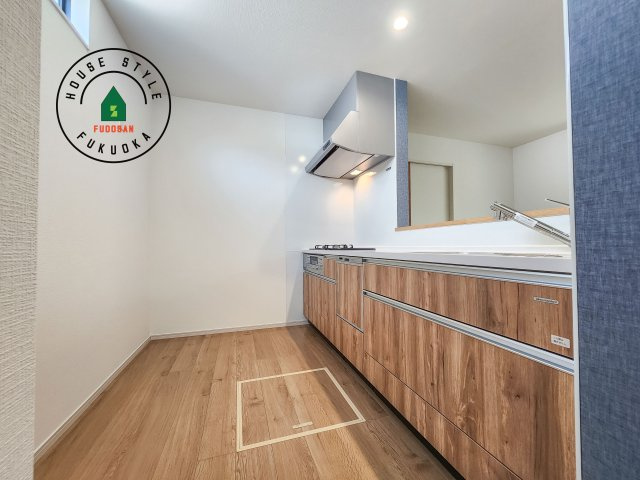 福岡市城南区友丘6丁目第3-4棟（4号棟）のキッチン|ダイニングテーブルへの配膳がラクラク、お料理はかどるカウンター付きシステムキッチン！