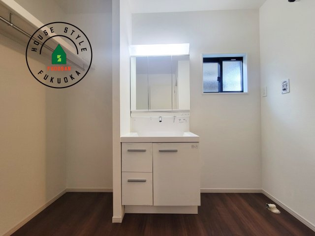 太宰府市都府楼南5丁目第1-3棟（3号棟）の独立洗面台|毎日使うものだから清潔な空間を保ちたい水回り。洗面にはそんな願いを解消させてくれる収納アイデアが満載です。三面鏡の裏側にはキャビネットが現れ小物から背の高い物まで収納できます。