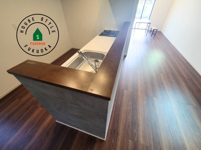 太宰府市都府楼南5丁目第1-3棟（3号棟）のダイニング|キッチンから立ち込める香りが今日の料理を期待させます。