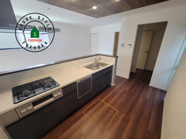 太宰府市都府楼南5丁目第1-3棟（3号棟）のキッチン|ダイニングテーブルへの配膳がラクラク、お料理はかどるカウンター付きシステムキッチン！