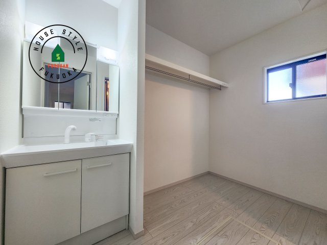 大野城市雑餉隈町1丁目第1-1棟（1号棟）の脱衣所|ゆとりの洗面スペースで朝の身支度もスムーズに。暮らしを快適に変えるシャワー付洗面台です！