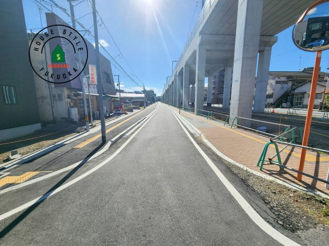 大野城市雑餉隈町1丁目第1-1棟（1号棟）の前面道路含む現地写真|前面道路は閑静な住宅地をはしる車通りの少ない道路。お車の出し入れが苦手なママや小さなお子様にも安心ですね。しっかり舗装もされているので、ベビーカーや自転車で通っても快適に通行できます。