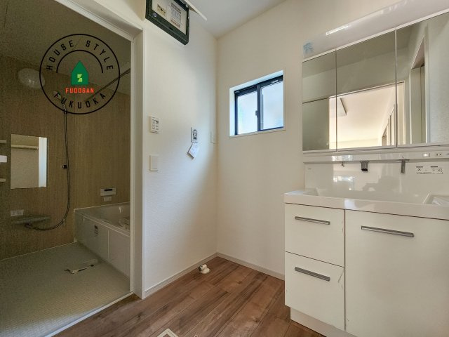 大野城市南ヶ丘3丁目第3-2棟（1号棟）の脱衣所|ゆとりの洗面スペースで朝の身支度もスムーズに。暮らしを快適に変えるシャワー付洗面台です！