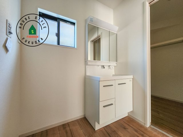 大野城市南ヶ丘3丁目第3-2棟（1号棟）の独立洗面台|毎日使うものだから清潔な空間を保ちたい水回り。洗面にはそんな願いを解消させてくれる収納アイデアが満載です。三面鏡の裏側にはキャビネットが現れ小物から背の高い物まで収納できます。