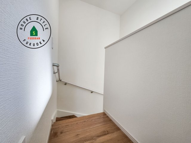 大野城市南ヶ丘3丁目第3-2棟（1号棟）の内装|階段からも明るい光が入ります。採光や通風も階段の重要な役割です。