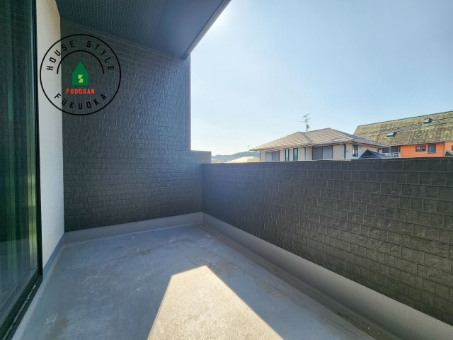 大野城市南ヶ丘3丁目第3-2棟（1号棟）のバルコニー|風をしっかりと感じられるバルコニーでは、毎日が洗濯日和です。広々としているので洗濯も楽しくなるでしょうし、気分転換にバルコニーからの眺めを楽しむのもいいでしょう。