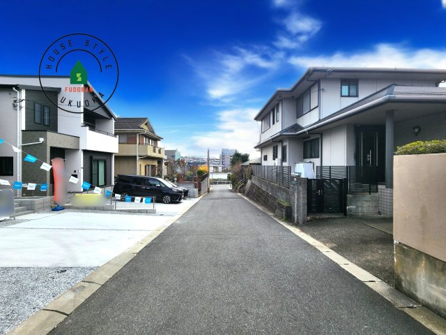 大野城市南ヶ丘3丁目第3-2棟（1号棟）の前面道路含む現地写真|前面道路は閑静な住宅地をはしる車通りの少ない道路。お車の出し入れが苦手なママや小さなお子様にも安心ですね。しっかり舗装もされているので、ベビーカーや自転車で通っても快適に通行できます。