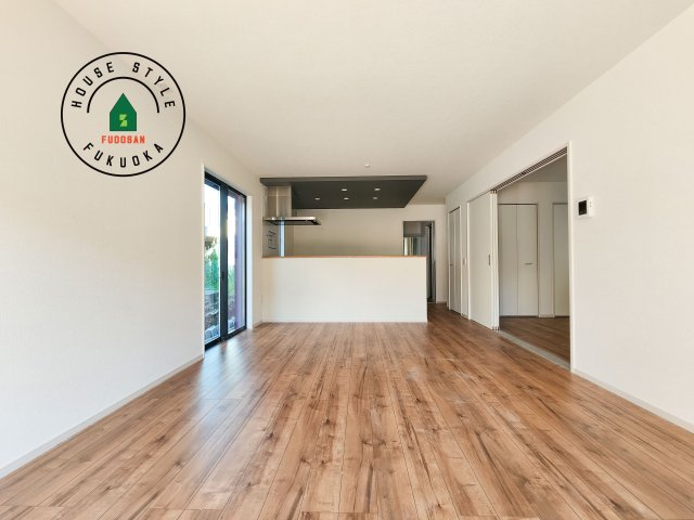 大野城市南ヶ丘3丁目第3-2棟（1号棟）の居間・リビング|ご家族を近くに感じられる対面キッチンのLDK。会話もはずみそうですね。