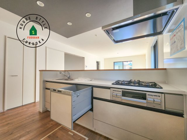 大野城市南ヶ丘3丁目第3-2棟（1号棟）のキッチン|ダイニングテーブルへの配膳がラクラク、お料理はかどるカウンター付きシステムキッチン！