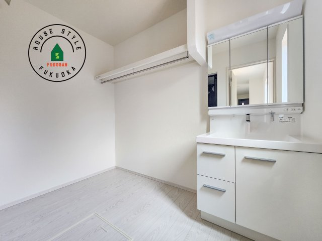 福岡市東区和白5丁目第1-3棟（3号棟）の脱衣所|ゆとりの洗面スペースで朝の身支度もスムーズに。暮らしを快適に変えるシャワー付洗面台です！