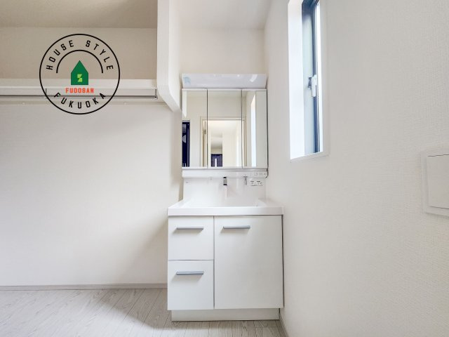 福岡市東区和白5丁目第1-3棟（3号棟）の独立洗面台|毎日使うものだから清潔な空間を保ちたい水回り。洗面にはそんな願いを解消させてくれる収納アイデアが満載です。三面鏡の裏側にはキャビネットが現れ小物から背の高い物まで収納できます。