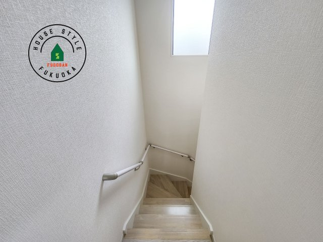 福岡市東区和白5丁目第1-3棟（3号棟）の内装|階段からも明るい光が入ります。採光や通風も階段の重要な役割です。