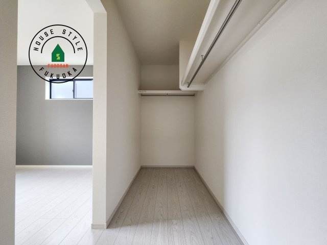 福岡市東区和白5丁目第1-3棟（3号棟）の収納|洋服や大きな荷物が多い方や人数の多いご家族などは、一般的なクローゼットよりもウォークインクローゼットのほうが使い勝手が良いです。