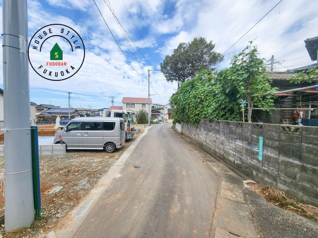 福岡市東区和白5丁目第1-3棟（3号棟）の前面道路含む現地写真|前面道路は閑静な住宅地をはしる車通りの少ない道路。お車の出し入れが苦手なママや小さなお子様にも安心ですね。しっかり舗装もされているので、ベビーカーや自転車で通っても快適に通行できます。