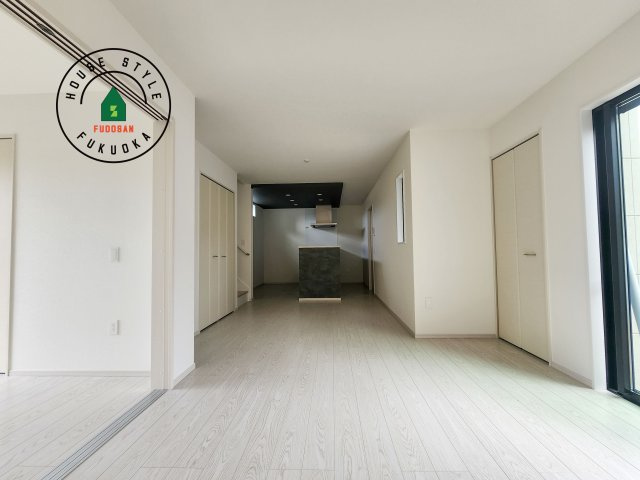 福岡市東区和白5丁目第1-3棟（3号棟）の居間・リビング|ご家族を近くに感じられる対面キッチンのLDK。会話もはずみそうですね。