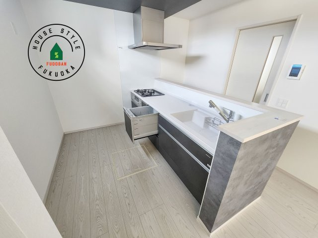 福岡市東区和白5丁目第1-3棟（3号棟）のキッチン|ダイニングテーブルへの配膳がラクラク、お料理はかどるカウンター付きシステムキッチン！