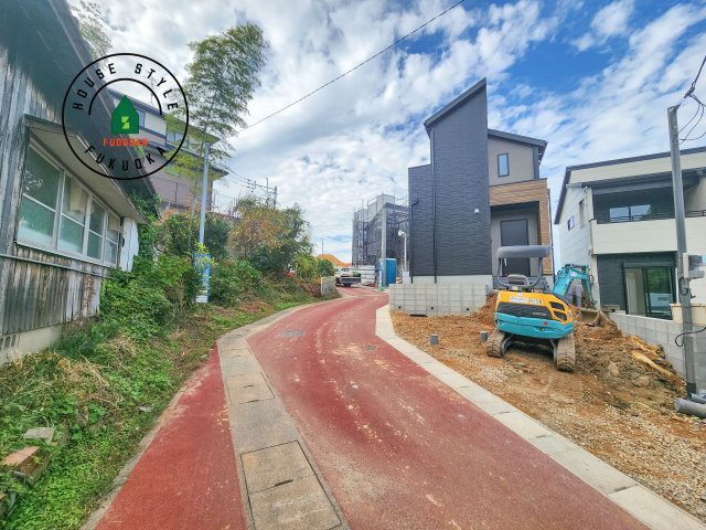 福岡市東区和白5丁目第1-3棟（4号棟）の前面道路含む現地写真|前面道路は閑静な住宅地をはしる車通りの少ない道路。お車の出し入れが苦手なママや小さなお子様にも安心ですね。しっかり舗装もされているので、ベビーカーや自転車で通っても快適に通行できます。