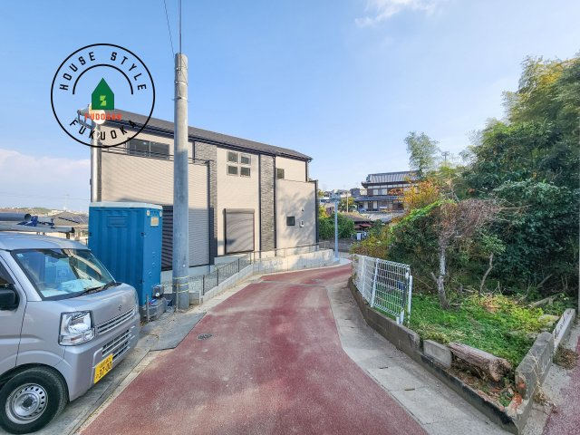 福岡市東区和白5丁目第1-3棟（5号棟）の前面道路含む現地写真|前面道路は閑静な住宅地をはしる車通りの少ない道路。お車の出し入れが苦手なママや小さなお子様にも安心ですね。しっかり舗装もされているので、ベビーカーや自転車で通っても快適に通行できます。