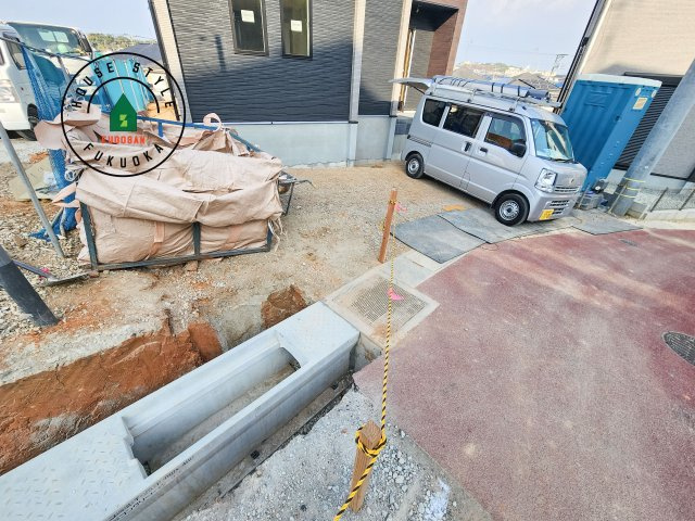 福岡市東区和白5丁目第1-3棟（5号棟）の駐車場|広々した駐車場になります。3台並列駐車となります。