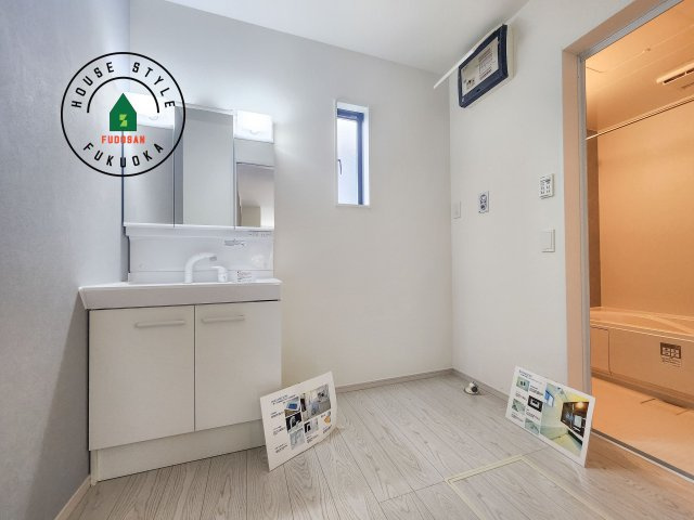 福岡市南区柏原6丁目第1-3棟（3号棟）の脱衣所|ゆとりの洗面スペースで朝の身支度もスムーズに。暮らしを快適に変えるシャワー付洗面台です！