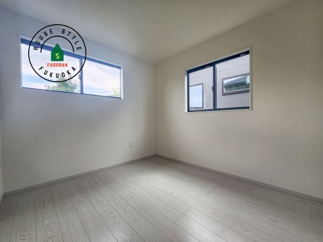 福岡市南区柏原6丁目第1-3棟（3号棟）の子供部屋|柔らかい陽光が差し込む明るいお部屋を演出する設計。彩光の取れる窓が気持ちの良いお部屋を創り上げます。