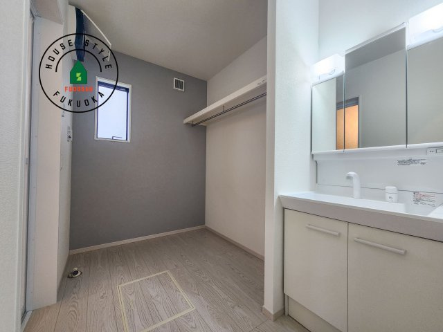 福岡市東区美和台5丁目第6-2棟（2号棟）の脱衣所|ゆとりの洗面スペースで朝の身支度もスムーズに。暮らしを快適に変えるシャワー付洗面台です！