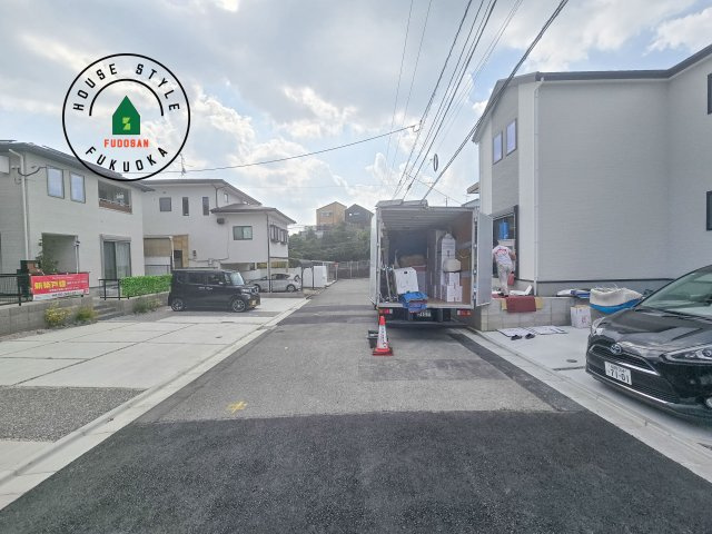 福岡市東区美和台5丁目第6-2棟（2号棟）の前面道路含む現地写真|前面道路は閑静な住宅地をはしる車通りの少ない道路。お車の出し入れが苦手なママや小さなお子様にも安心ですね。しっかり舗装もされているので、ベビーカーや自転車で通っても快適に通行できます。