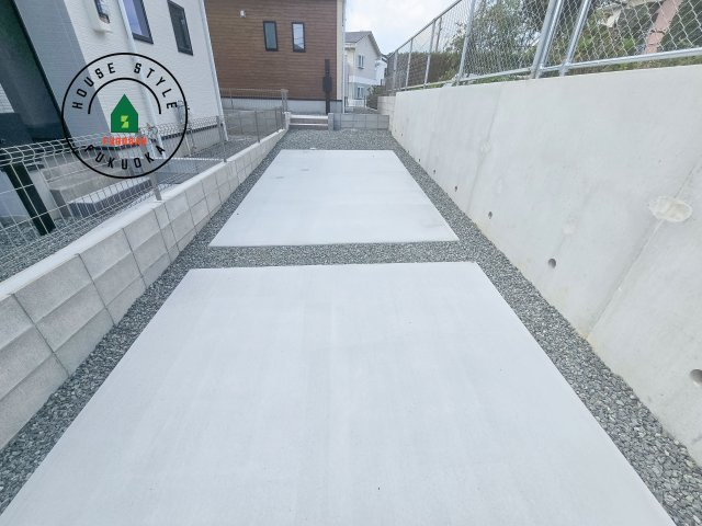 福岡市東区美和台5丁目第6-2棟（2号棟）の駐車場|広々した駐車場になります。3台並列駐車となります。