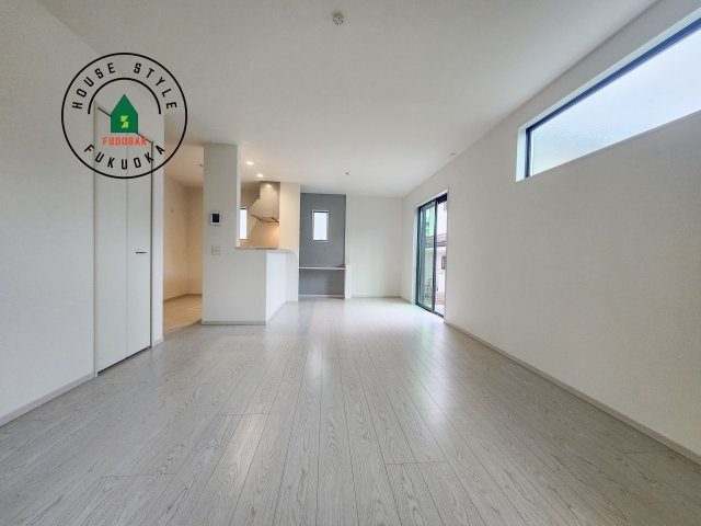 福岡市東区美和台5丁目第6-2棟（2号棟）の居間・リビング|ご家族を近くに感じられる対面キッチンのLDK。会話もはずみそうですね。