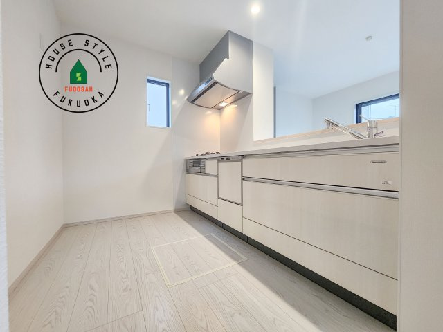 福岡市東区美和台5丁目第6-2棟（2号棟）のキッチン|ダイニングテーブルへの配膳がラクラク、お料理はかどるカウンター付きシステムキッチン！