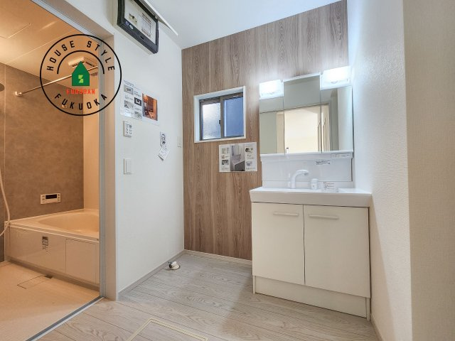 福岡市南区鶴田4丁目第4-3棟（1号棟）の脱衣所|ゆとりの洗面スペースで朝の身支度もスムーズに。暮らしを快適に変えるシャワー付洗面台です！
