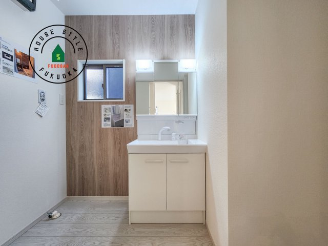 福岡市南区鶴田4丁目第4-3棟（1号棟）の独立洗面台|毎日使うものだから清潔な空間を保ちたい水回り。洗面にはそんな願いを解消させてくれる収納アイデアが満載です。三面鏡の裏側にはキャビネットが現れ小物から背の高い物まで収納できます。