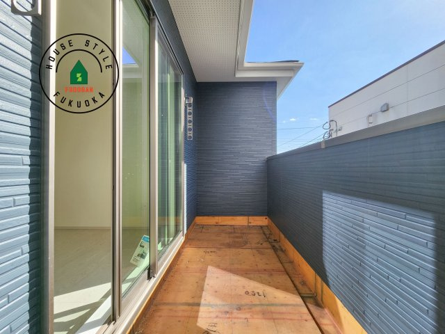 福岡市南区鶴田4丁目第4-3棟（1号棟）のバルコニー|風をしっかりと感じられるバルコニーでは、毎日が洗濯日和です。広々としているので洗濯も楽しくなるでしょうし、気分転換にバルコニーからの眺めを楽しむのもいいでしょう。