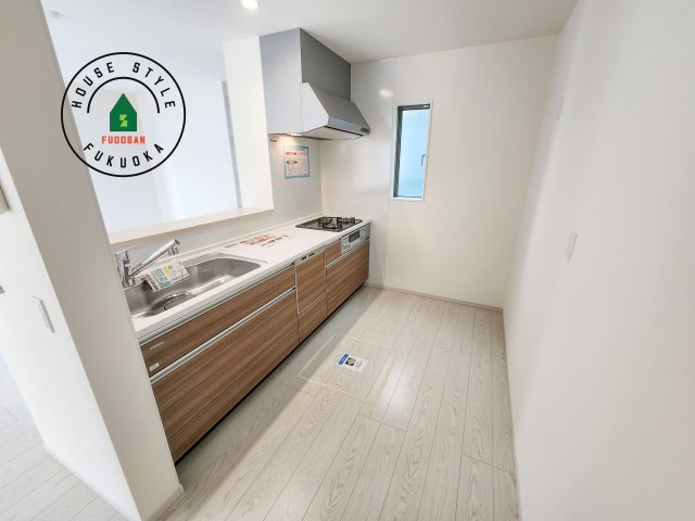 福岡市南区鶴田4丁目第4-3棟（1号棟）のキッチン|ダイニングテーブルへの配膳がラクラク、お料理はかどるカウンター付きシステムキッチン！