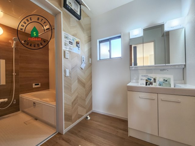 福岡市南区鶴田4丁目第4-3棟（2号棟）の脱衣所|ゆとりの洗面スペースで朝の身支度もスムーズに。暮らしを快適に変えるシャワー付洗面台です！