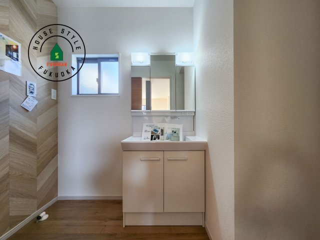 福岡市南区鶴田4丁目第4-3棟（2号棟）の独立洗面台|毎日使うものだから清潔な空間を保ちたい水回り。洗面にはそんな願いを解消させてくれる収納アイデアが満載です。三面鏡の裏側にはキャビネットが現れ小物から背の高い物まで収納できます。