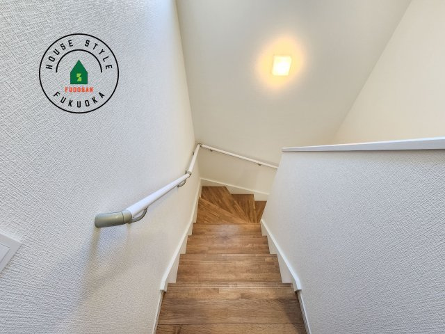 福岡市南区鶴田4丁目第4-3棟（2号棟）の内装|階段からも明るい光が入ります。採光や通風も階段の重要な役割です。