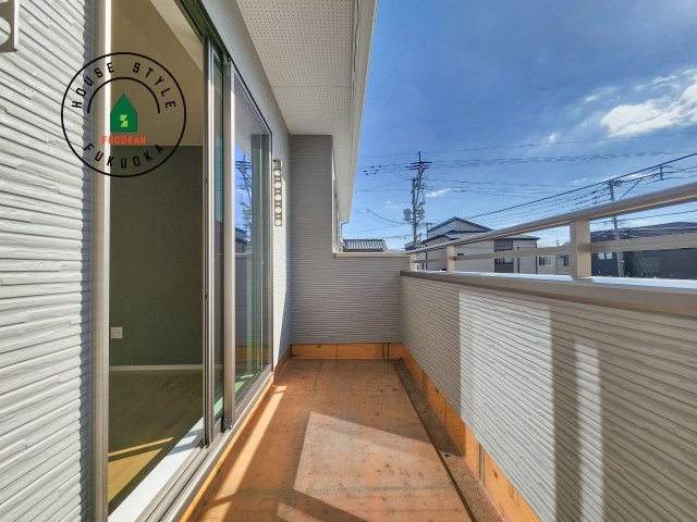 福岡市南区鶴田4丁目第4-3棟（2号棟）のバルコニー|風をしっかりと感じられるバルコニーでは、毎日が洗濯日和です。広々としているので洗濯も楽しくなるでしょうし、気分転換にバルコニーからの眺めを楽しむのもいいでしょう。