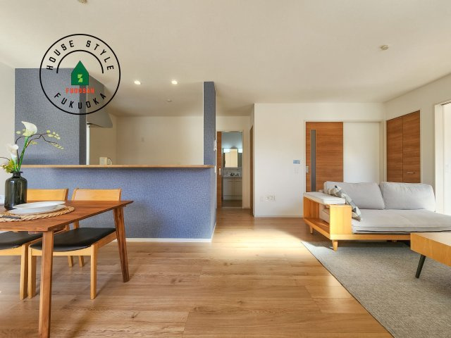 福岡市南区鶴田4丁目第4-3棟（2号棟）の居間・リビング|明るく開放的なリビングダイニングは豊かな陽光が注ぎ込み、やすらぎの空間を演出してくれます。ご家族で楽しいひとときをお過ごし下さい。※家具はCGを合成したものです。