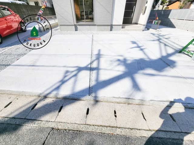 福岡市南区鶴田4丁目第4-3棟（2号棟）の駐車場|広々した駐車場になります。3台並列駐車となります。