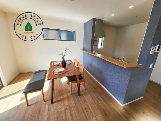 福岡市南区鶴田4丁目第4-3棟（2号棟）のダイニング|キッチンから立ち込める香りが今日の料理を期待させます。