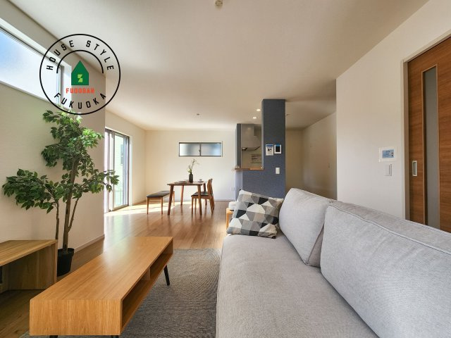 福岡市南区鶴田4丁目第4-3棟（2号棟）の居間・リビング|ご家族を近くに感じられる対面キッチンのLDK。会話もはずみそうですね。