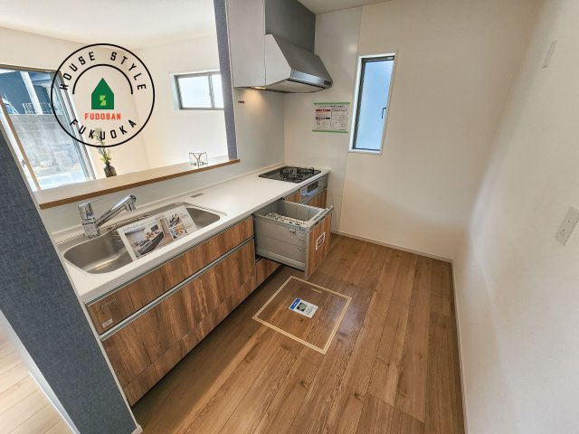 福岡市南区鶴田4丁目第4-3棟（2号棟）のキッチン|ダイニングテーブルへの配膳がラクラク、お料理はかどるカウンター付きシステムキッチン！