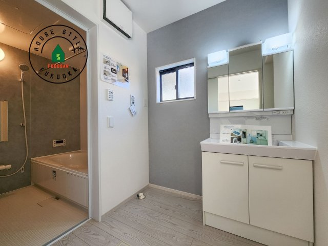 福岡市南区鶴田4丁目第4-3棟（3号棟）の脱衣所|ゆとりの洗面スペースで朝の身支度もスムーズに。暮らしを快適に変えるシャワー付洗面台です！