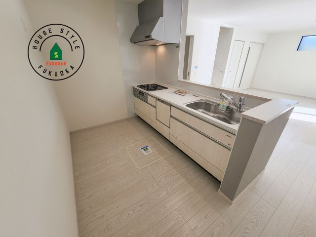 福岡市南区鶴田4丁目第4-3棟（3号棟）のキッチン|ダイニングテーブルへの配膳がラクラク、お料理はかどるカウンター付きシステムキッチン！