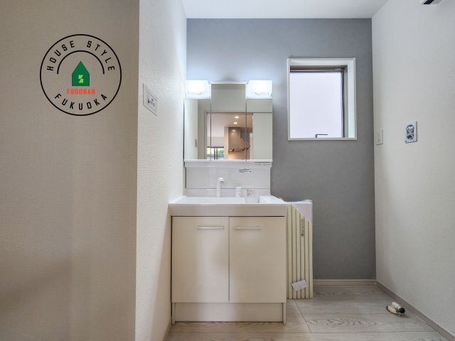福岡市南区桧原5丁目第1-4棟（2号棟）の内観：施工例|毎日使うものだから清潔な空間を保ちたい水回り。洗面にはそんな願いを解消させてくれる収納アイデアが満載です。三面鏡の裏側にはキャビネットが現れ小物から背の高い物まで収納できます。