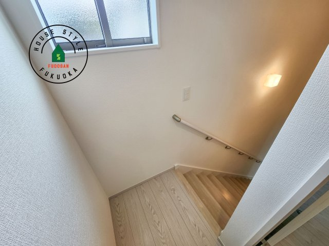 福岡市南区桧原5丁目第1-4棟（2号棟）の内観：施工例|階段からも明るい光が入ります。採光や通風も階段の重要な役割です。