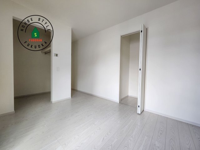 福岡市南区桧原5丁目第1-4棟（2号棟）の内観：施工例|主寝室には収納力に優れたクローゼットがありますので、お部屋もすっきり片付きます。