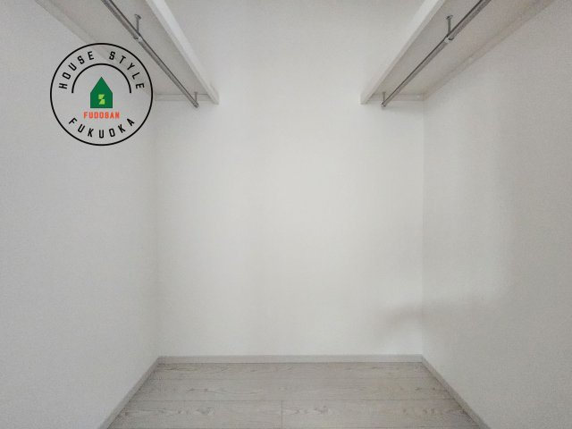 福岡市南区桧原5丁目第1-4棟（2号棟）の内観：施工例|洋服や大きな荷物が多い方や人数の多いご家族などは、一般的なクローゼットよりもウォークインクローゼットのほうが使い勝手が良いです。